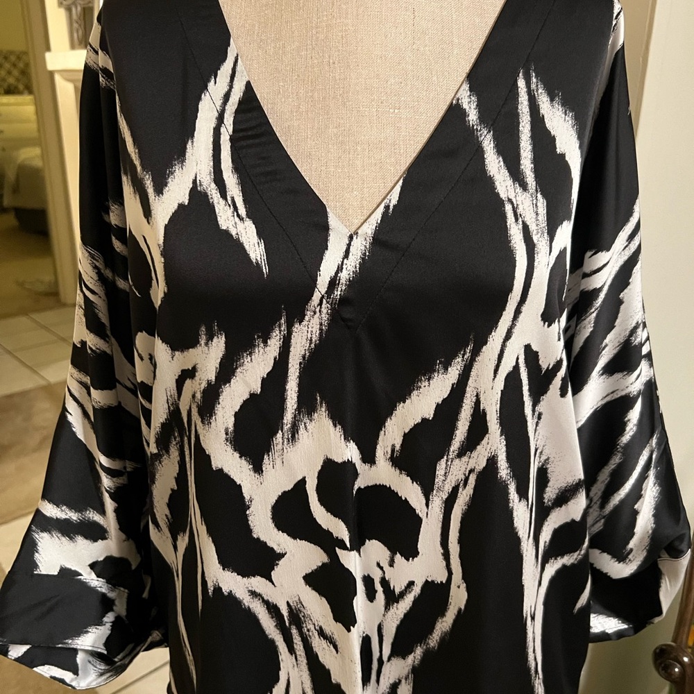White House Black Market Monochrome V-Neck Blouse
